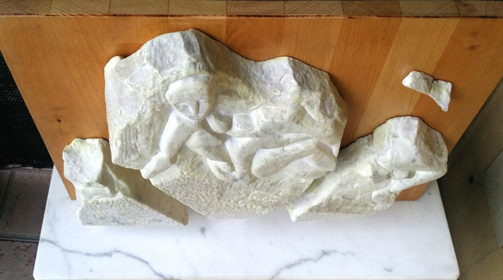 'Spezzato il legame' bassorilievo marmo e legno su carrara cm40x29,5x6,5