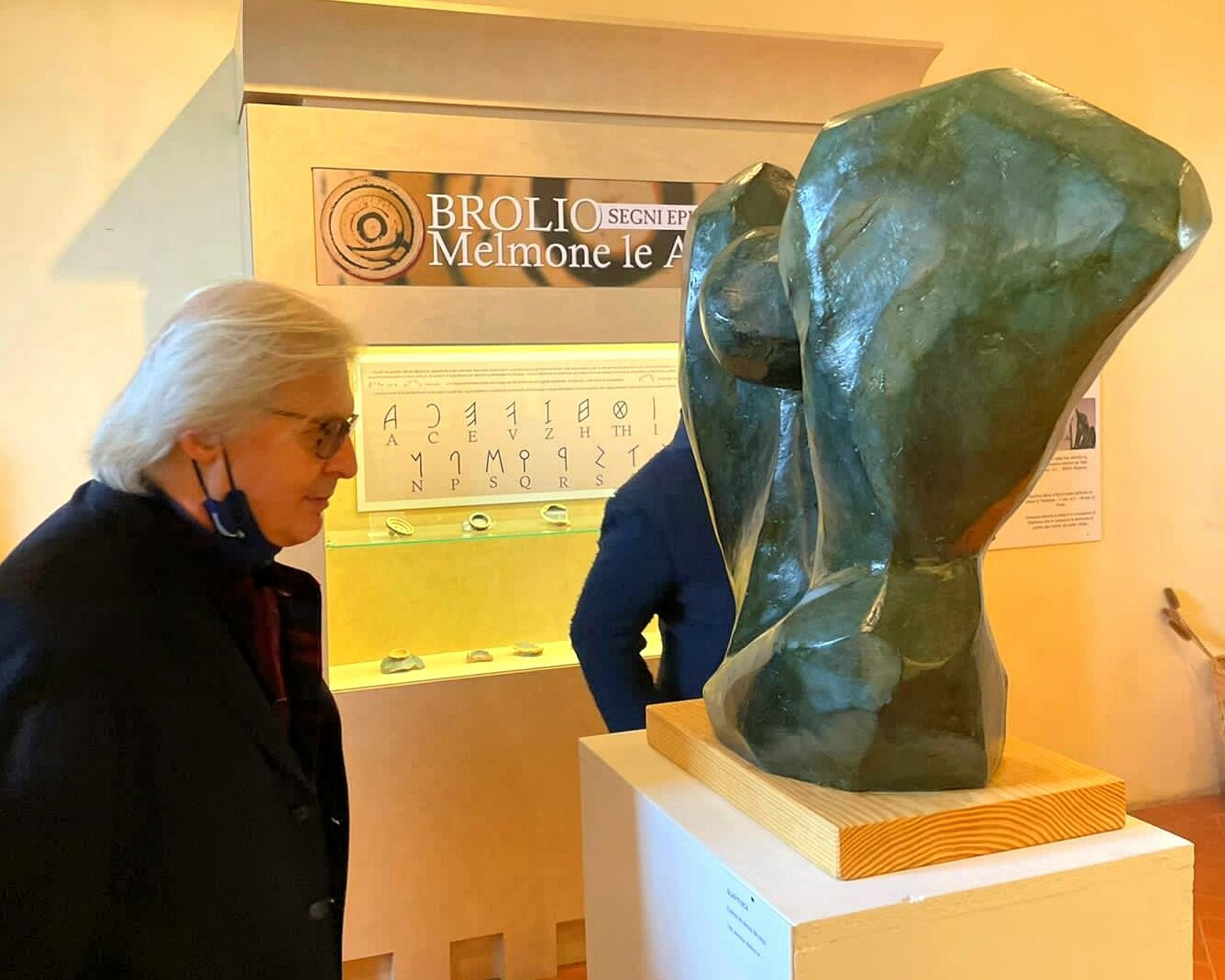 Vittorio Sgarbi con 'L'anima nel silenzio del corpo', vetroresina, Museo Archeologico C. Fiorentino. Foto Carlo Landucci