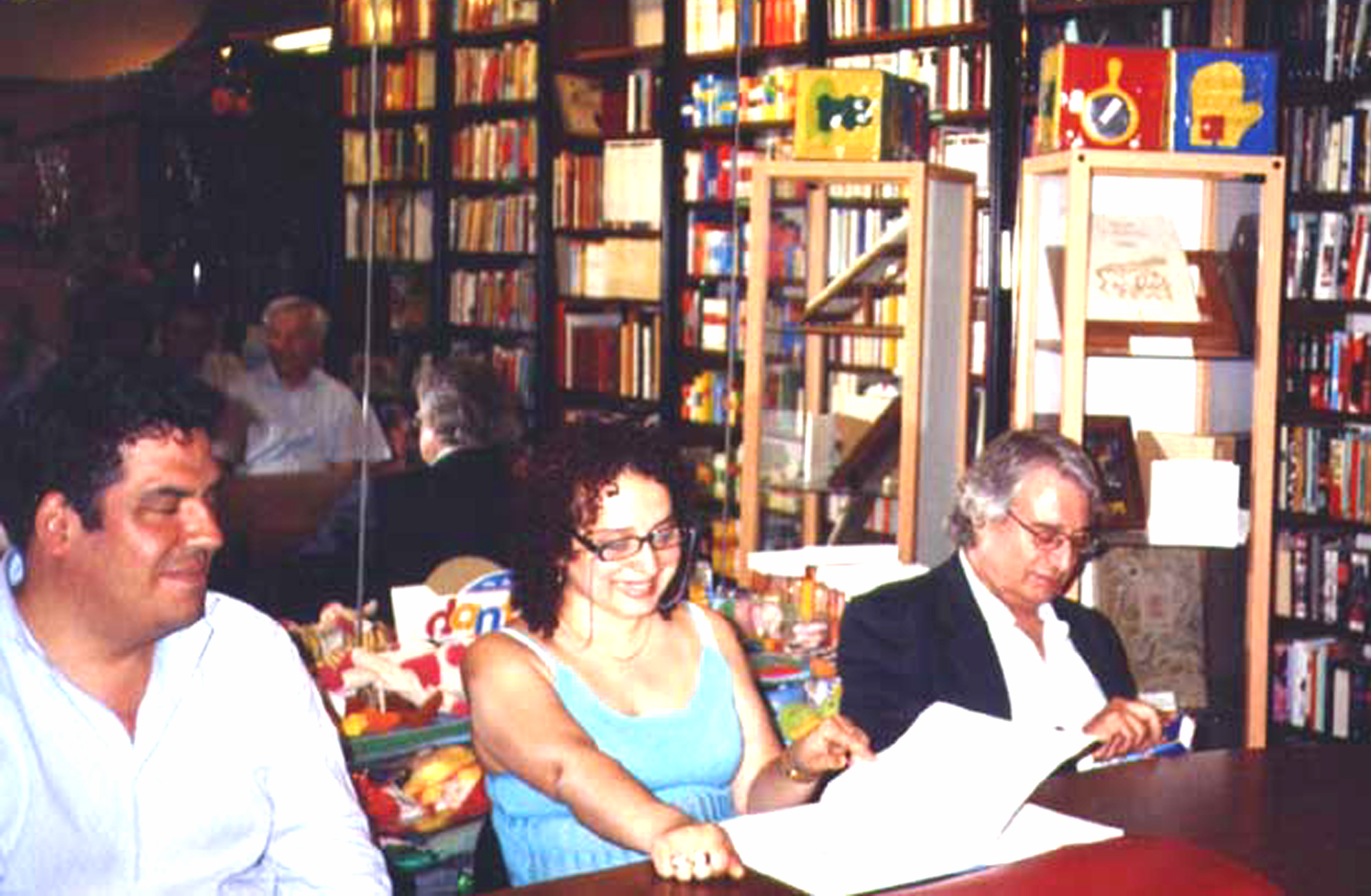 Con l'editore Luigi Olivetti e il critico Franco De Favere, Presentazione, Libreria Archivi del '900, Milano, 2005
