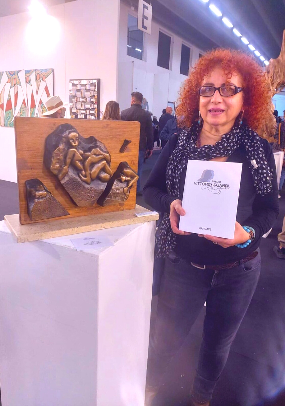 2021 - Premio VITTORIO SGARBI 'Spezzato il legame' di Gladys Sica, scultura selezionata,  altorilievo bronzo e legno su travertino (dal marmo)
